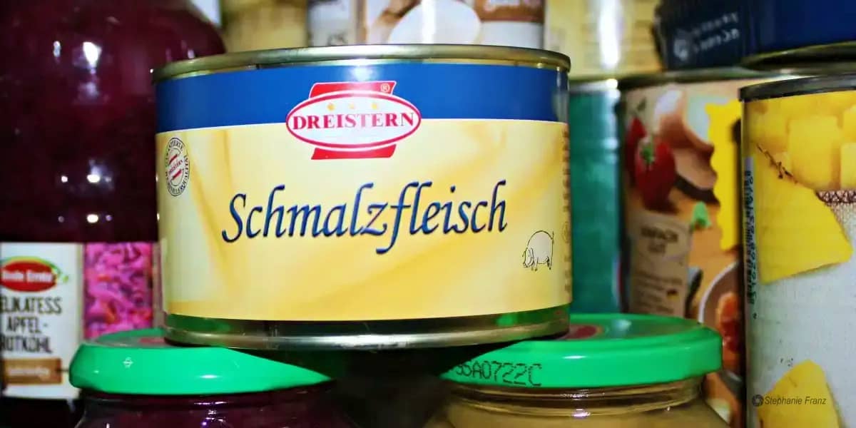 Diverse Konserven für die Krisenvorsorge